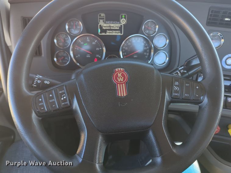 image for item NG9424 2020 Kenworth T680 semi truck