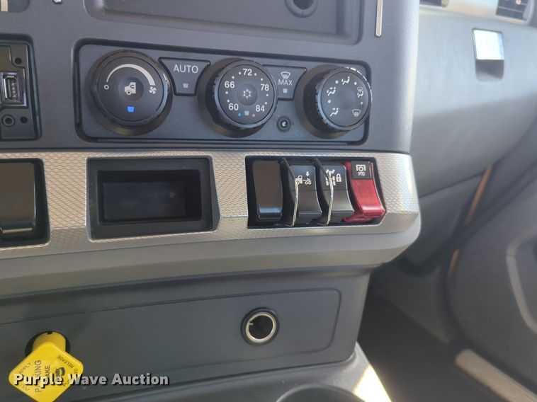 image for item NG9424 2020 Kenworth T680 semi truck