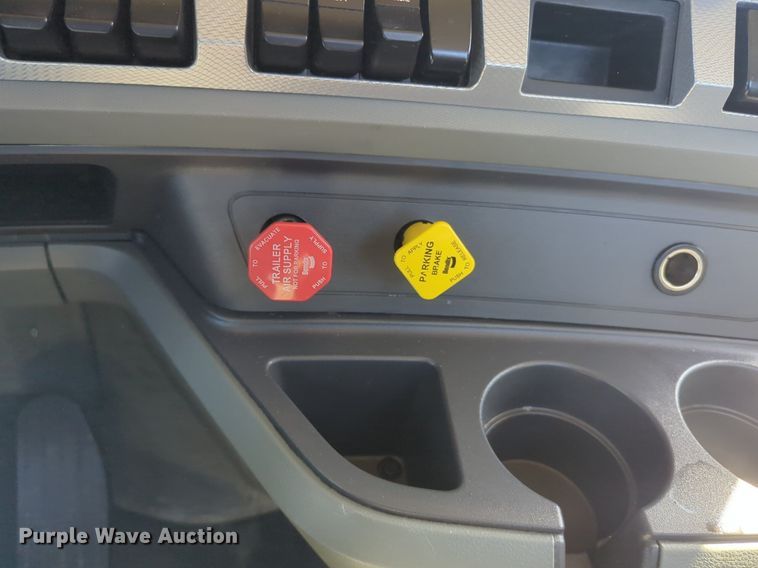 image for item NG9424 2020 Kenworth T680 semi truck