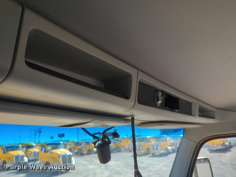 image for item NG9424 2020 Kenworth T680 semi truck