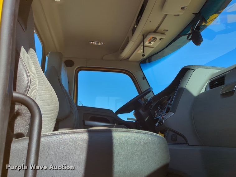 image for item NG9424 2020 Kenworth T680 semi truck