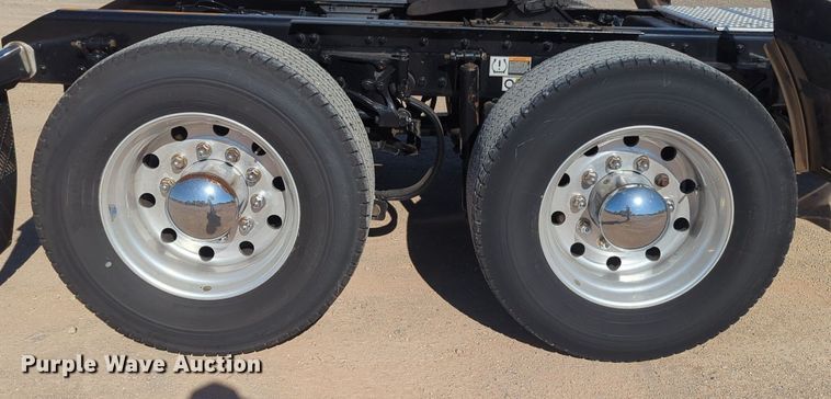 image for item NG9424 2020 Kenworth T680 semi truck