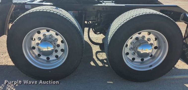 image for item NG9424 2020 Kenworth T680 semi truck