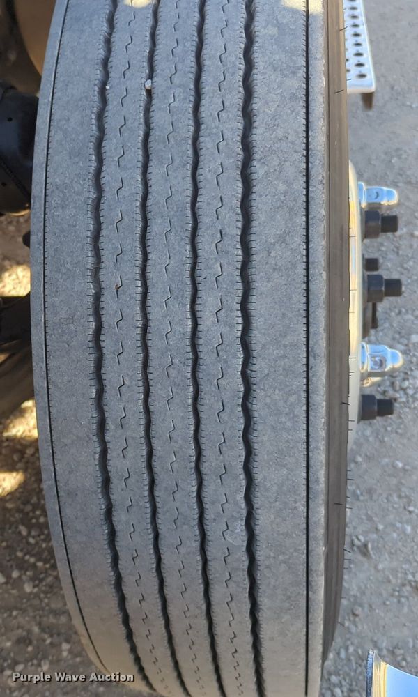 image for item NG9424 2020 Kenworth T680 semi truck