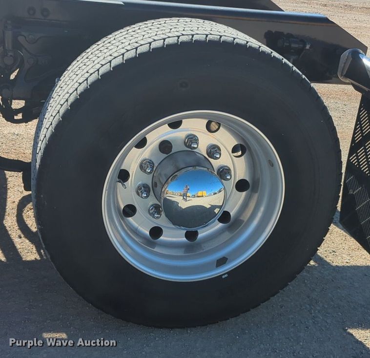 image for item NG9424 2020 Kenworth T680 semi truck