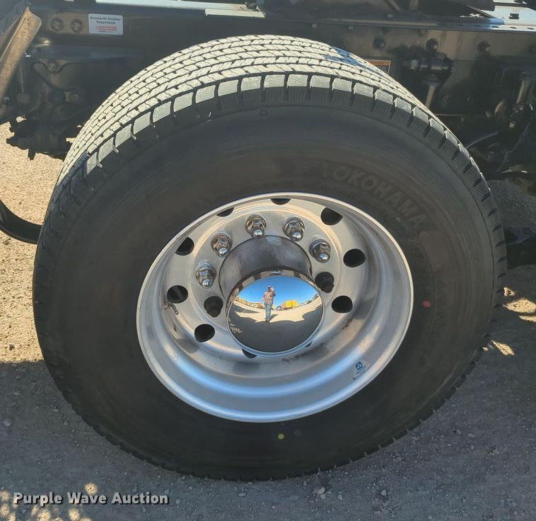 image for item NG9424 2020 Kenworth T680 semi truck