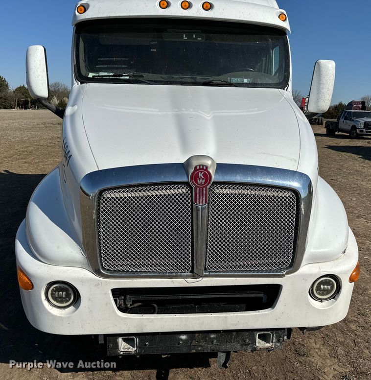 image for item NH9023 2004 Kenworth  T2000 semi truck