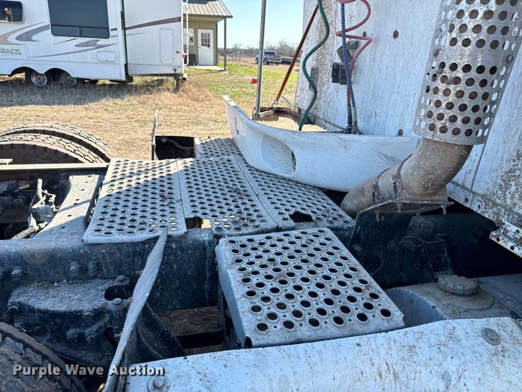 image for item NH9023 2004 Kenworth  T2000 semi truck