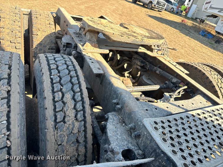 image for item NH9023 2004 Kenworth  T2000 semi truck