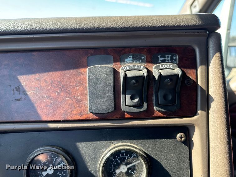 image for item NH9023 2004 Kenworth  T2000 semi truck