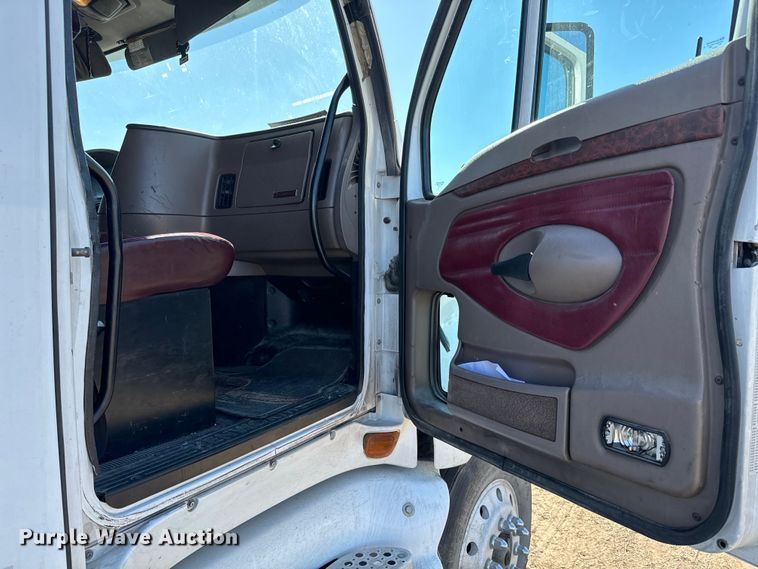 image for item NH9023 2004 Kenworth  T2000 semi truck