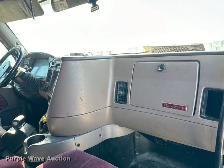 image for item NH9023 2004 Kenworth  T2000 semi truck