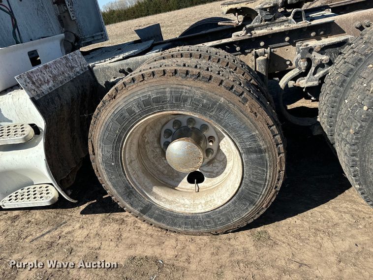 image for item NH9023 2004 Kenworth  T2000 semi truck