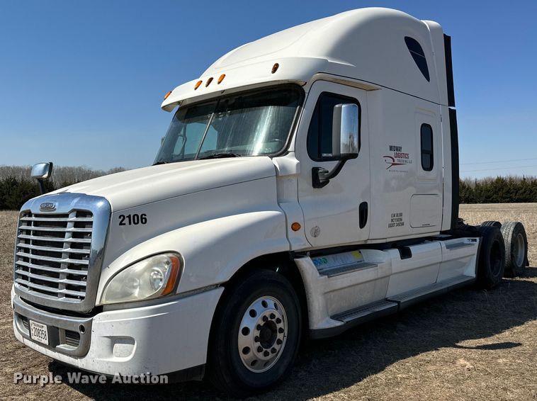 image for item NH9025 2015 Freightliner  Cascadia 125 CA125SLP semi truck