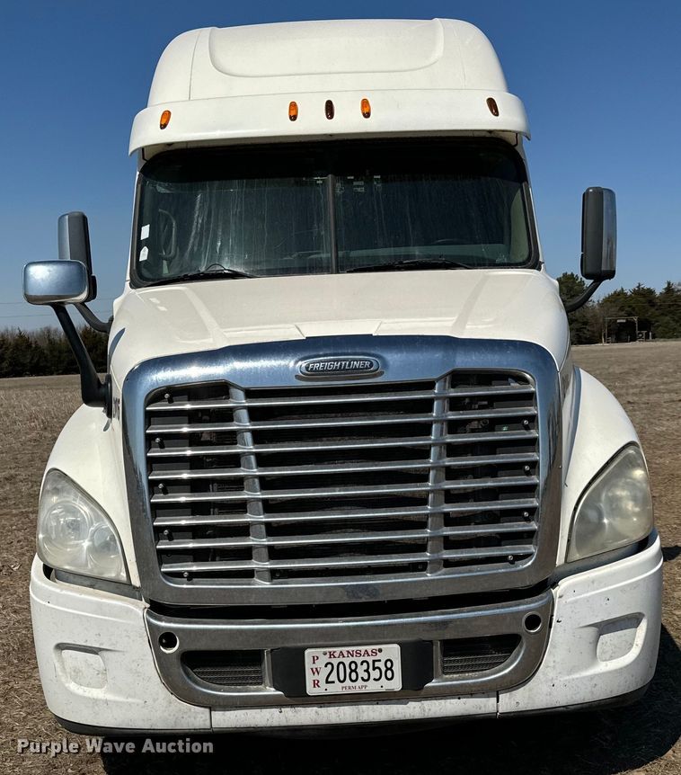 image for item NH9025 2015 Freightliner  Cascadia 125 CA125SLP semi truck