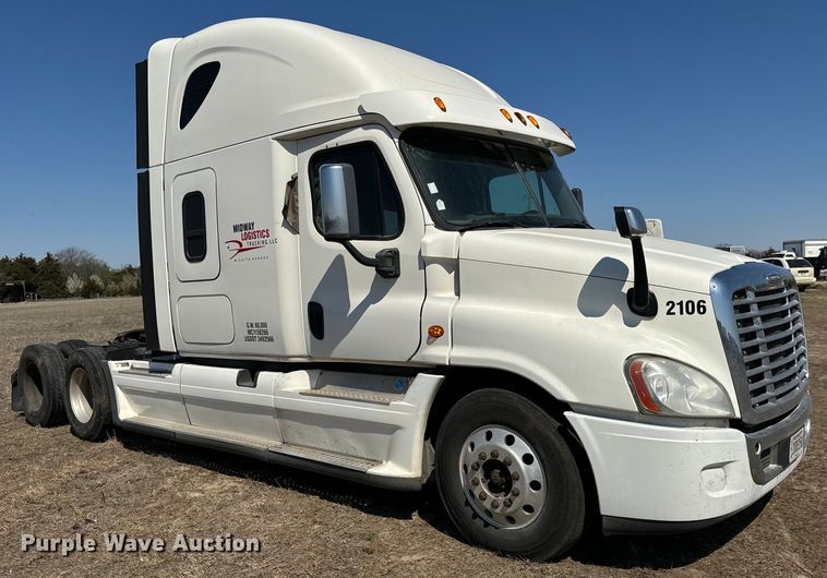 image for item NH9025 2015 Freightliner  Cascadia 125 CA125SLP semi truck