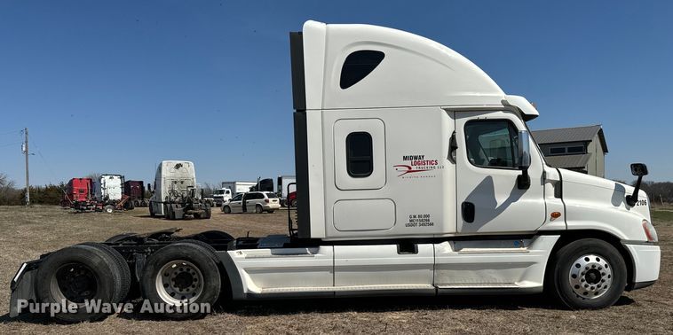 image for item NH9025 2015 Freightliner  Cascadia 125 CA125SLP semi truck