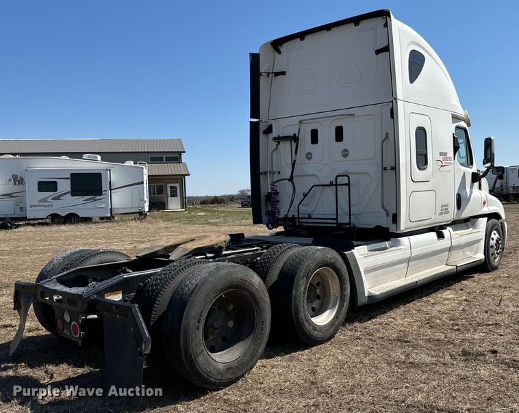 image for item NH9025 2015 Freightliner  Cascadia 125 CA125SLP semi truck