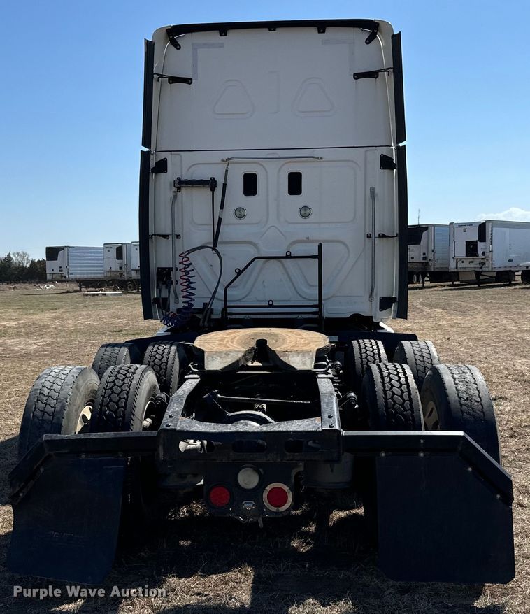 image for item NH9025 2015 Freightliner  Cascadia 125 CA125SLP semi truck