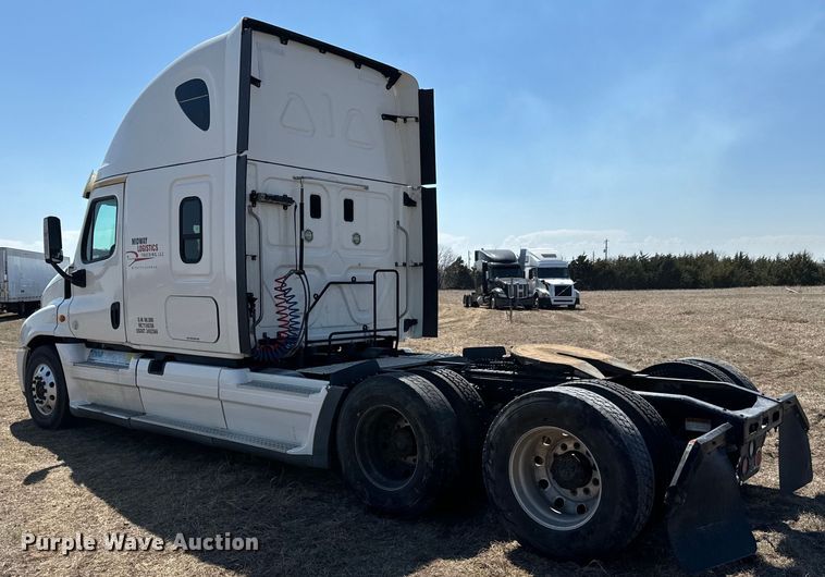 image for item NH9025 2015 Freightliner  Cascadia 125 CA125SLP semi truck