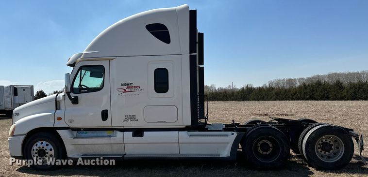 image for item NH9025 2015 Freightliner  Cascadia 125 CA125SLP semi truck