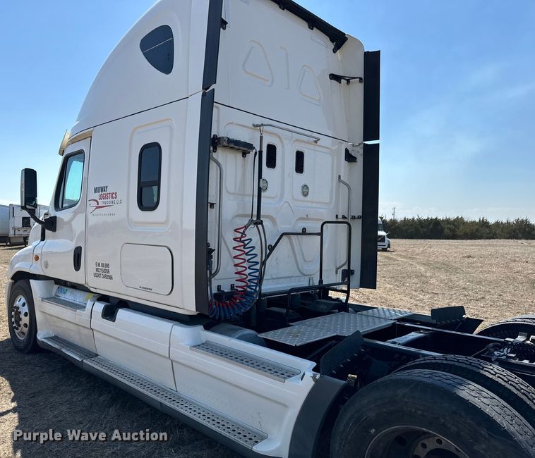 image for item NH9025 2015 Freightliner  Cascadia 125 CA125SLP semi truck