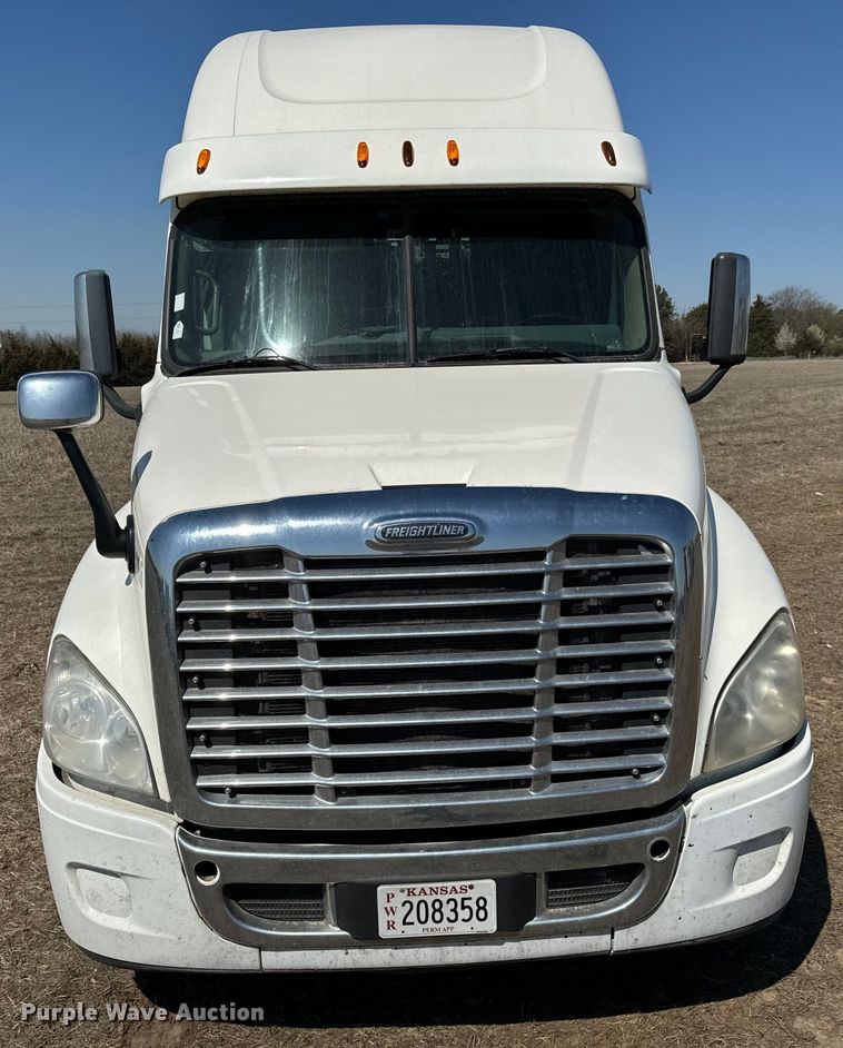 image for item NH9025 2015 Freightliner  Cascadia 125 CA125SLP semi truck