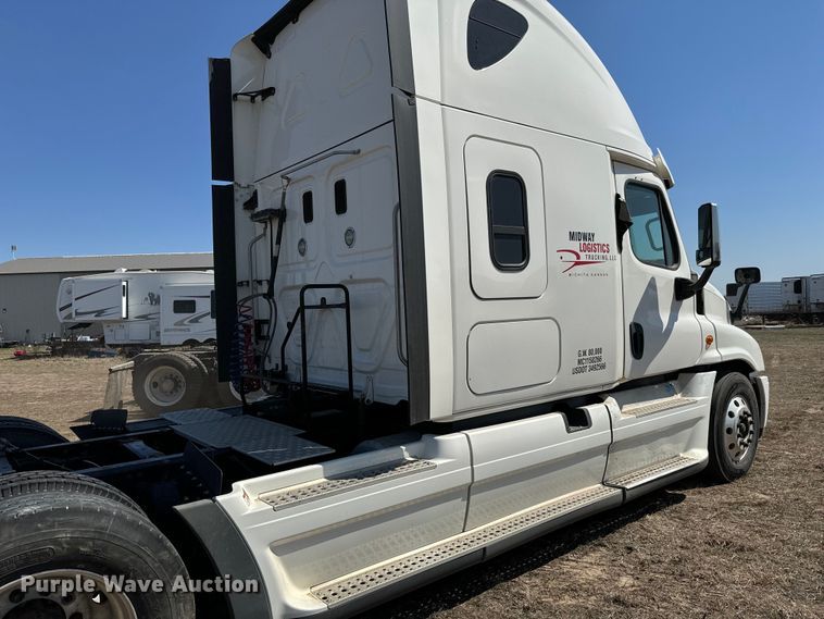 image for item NH9025 2015 Freightliner  Cascadia 125 CA125SLP semi truck