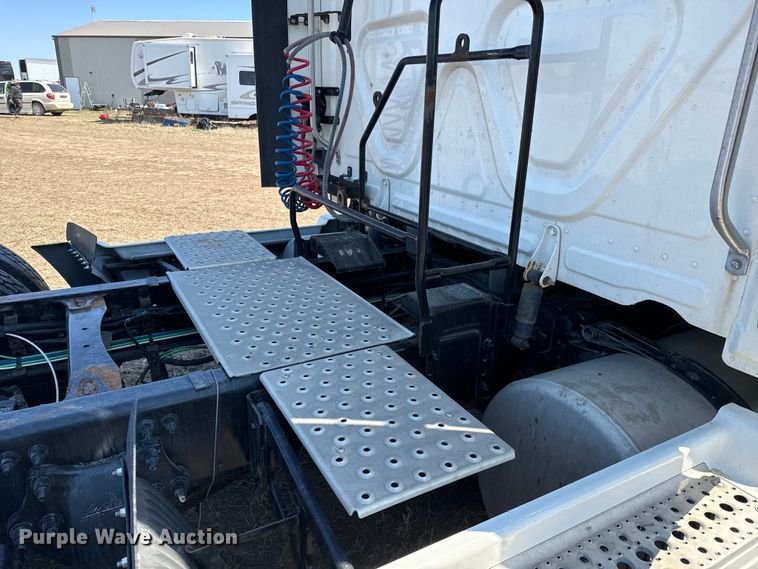 image for item NH9025 2015 Freightliner  Cascadia 125 CA125SLP semi truck