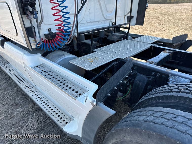 image for item NH9025 2015 Freightliner  Cascadia 125 CA125SLP semi truck