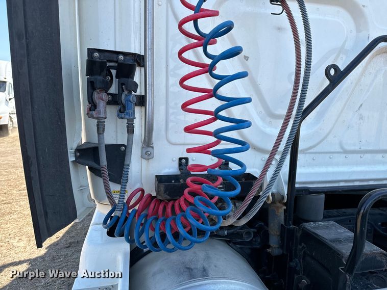 image for item NH9025 2015 Freightliner  Cascadia 125 CA125SLP semi truck