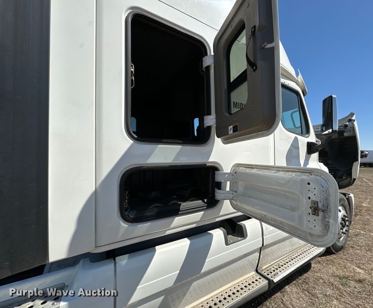 image for item NH9025 2015 Freightliner  Cascadia 125 CA125SLP semi truck