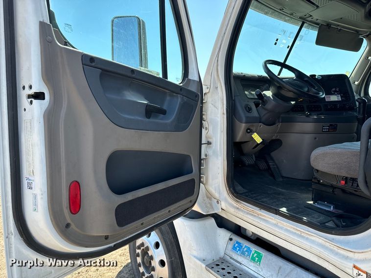 image for item NH9025 2015 Freightliner  Cascadia 125 CA125SLP semi truck