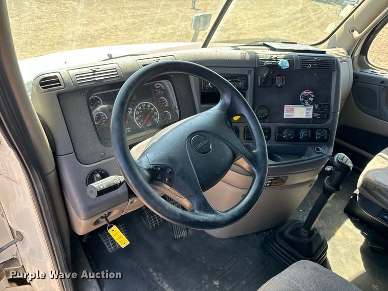 image for item NH9025 2015 Freightliner  Cascadia 125 CA125SLP semi truck