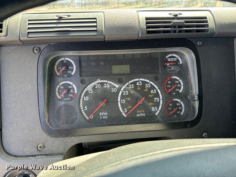 image for item NH9025 2015 Freightliner  Cascadia 125 CA125SLP semi truck