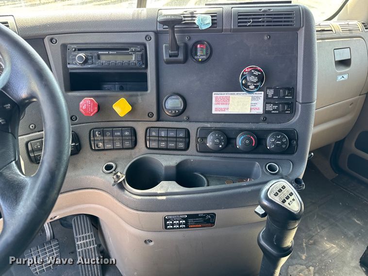 image for item NH9025 2015 Freightliner  Cascadia 125 CA125SLP semi truck