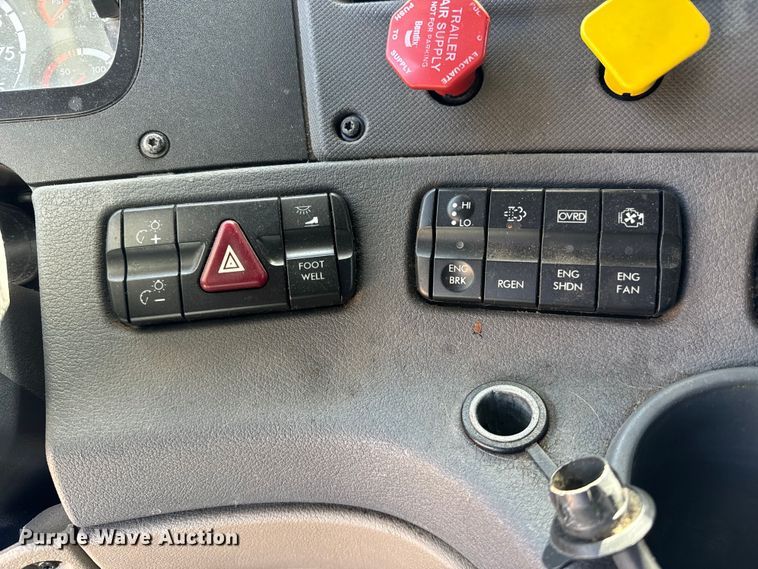 image for item NH9025 2015 Freightliner  Cascadia 125 CA125SLP semi truck