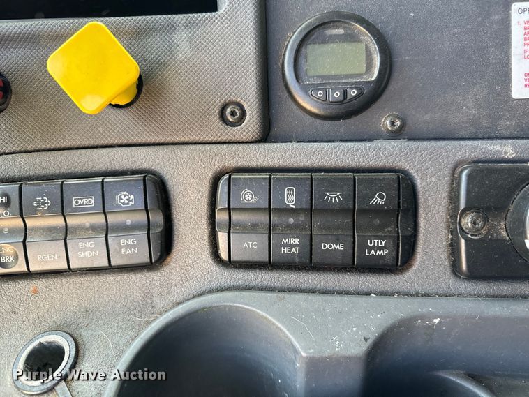 image for item NH9025 2015 Freightliner  Cascadia 125 CA125SLP semi truck