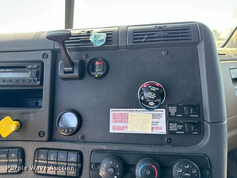 image for item NH9025 2015 Freightliner  Cascadia 125 CA125SLP semi truck