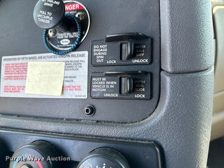 image for item NH9025 2015 Freightliner  Cascadia 125 CA125SLP semi truck