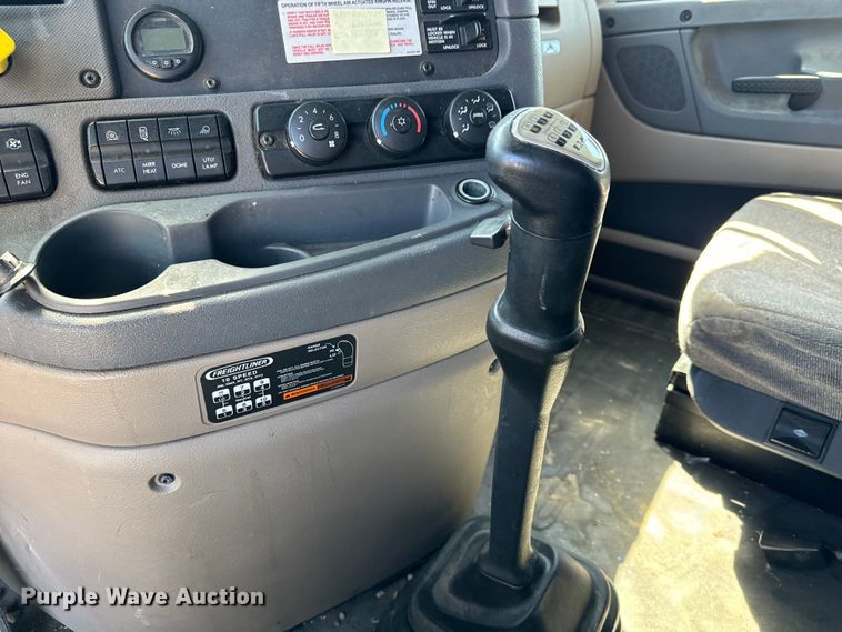 image for item NH9025 2015 Freightliner  Cascadia 125 CA125SLP semi truck