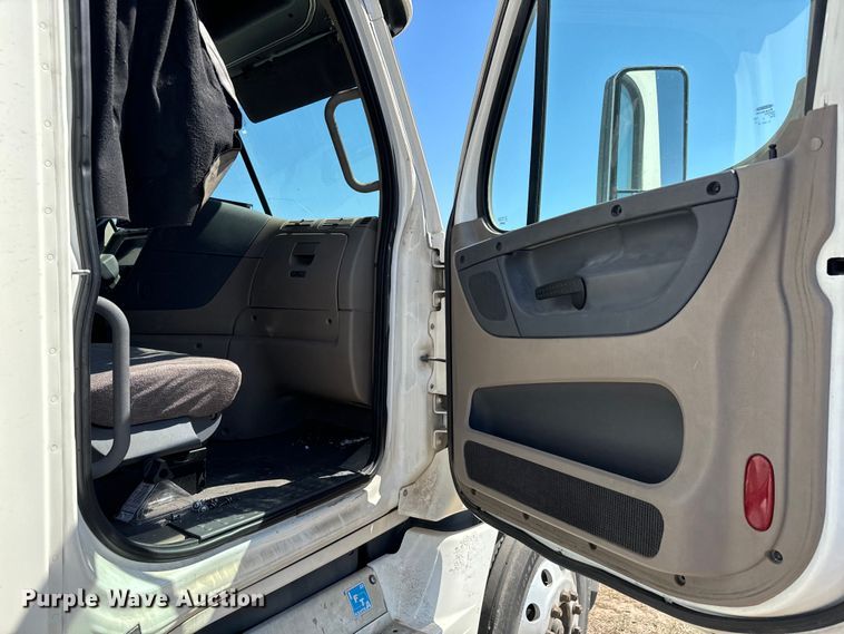 image for item NH9025 2015 Freightliner  Cascadia 125 CA125SLP semi truck