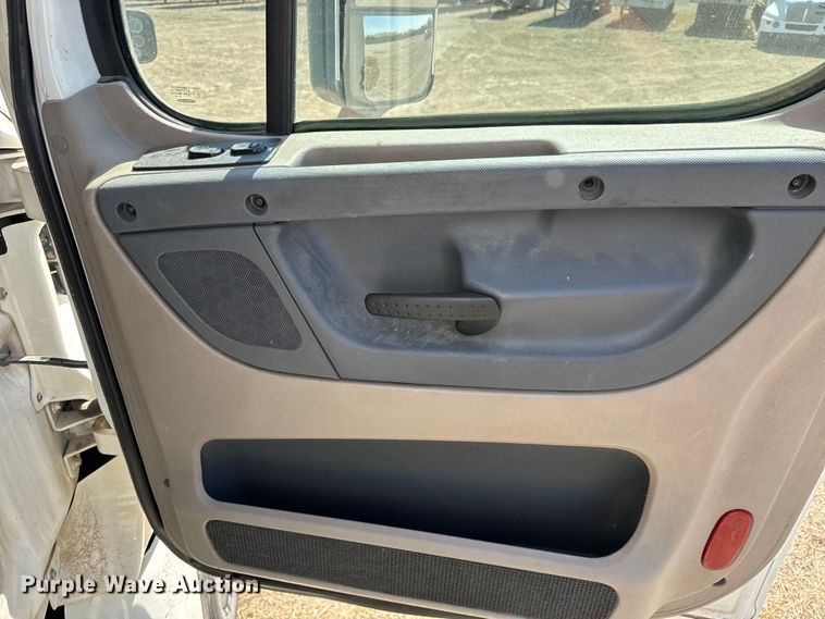 image for item NH9025 2015 Freightliner  Cascadia 125 CA125SLP semi truck