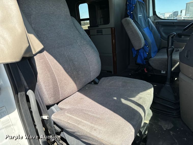 image for item NH9025 2015 Freightliner  Cascadia 125 CA125SLP semi truck