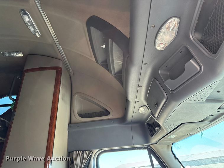 image for item NH9025 2015 Freightliner  Cascadia 125 CA125SLP semi truck