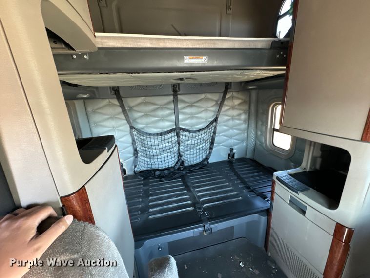 image for item NH9025 2015 Freightliner  Cascadia 125 CA125SLP semi truck