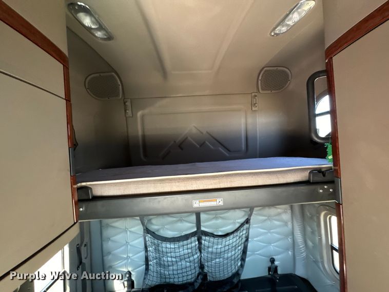 image for item NH9025 2015 Freightliner  Cascadia 125 CA125SLP semi truck