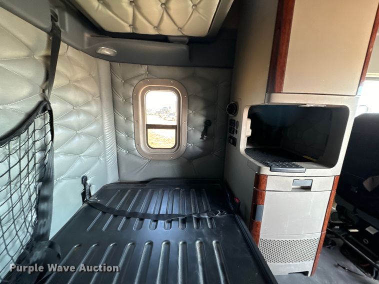 image for item NH9025 2015 Freightliner  Cascadia 125 CA125SLP semi truck