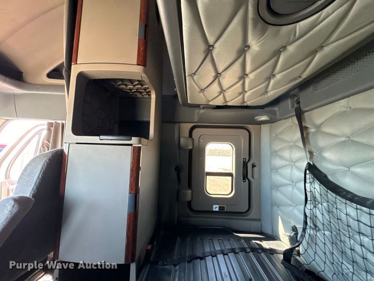 image for item NH9025 2015 Freightliner  Cascadia 125 CA125SLP semi truck