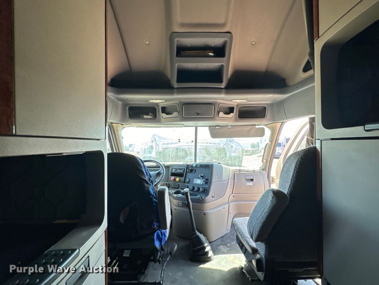 image for item NH9025 2015 Freightliner  Cascadia 125 CA125SLP semi truck